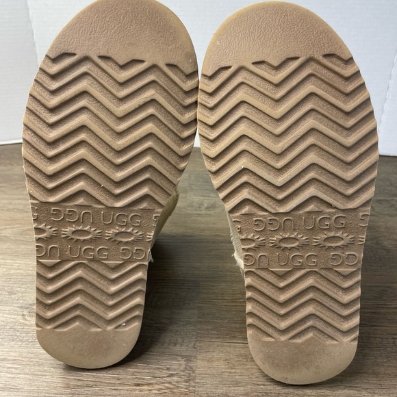 UGG Women’s Classic Short II Sheepskin Boot, size 8 - Picture 8 of 9